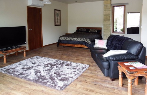 Upper Moutere Cottage | Mahana Farm Cottage, Your private rural retreat