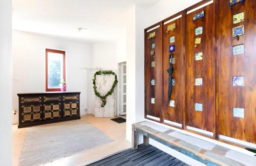 Obuda hegyvideke Apartment | Maharaja Mountain Palace with Free Privat Parking and Garden