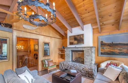 Chamberlands House | Mahogany by AvantStay | Snowbird Cabin w/ Full Chamberlands Access!