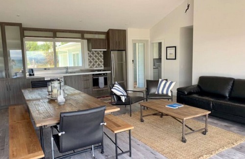 Waitahanui House | Mahuta · Lakefront, 5 Mile Bay - simply amazing!