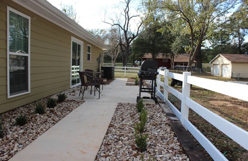 Crockett House | Mai's Place built for traveling guest who feel at home.