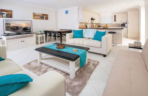 Jeffreys Bay Apartment | Main Beach Penthouse in central Jeffreys Bay overlooking Dolphin Beach.