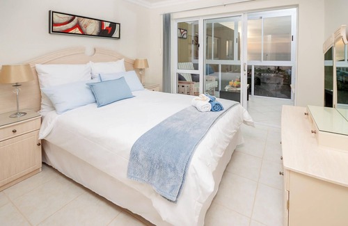 Jeffreys Bay Apartment | Main Beach Penthouse in central Jeffreys Bay overlooking Dolphin Beach.