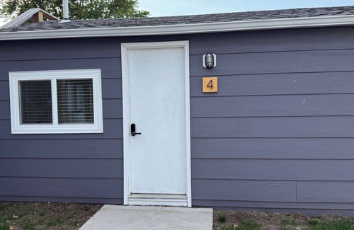 Lake City Apartment | Main Floor Cabin (sleeps 4)