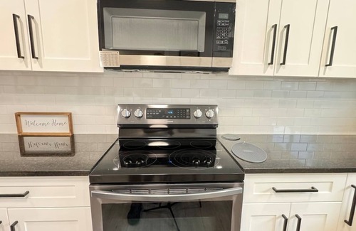 Windsor House | Main floor unit/Fountain Bleau/mins from Chrysler