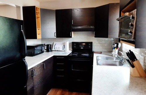 Northwest Calgary House | Main Floor, Wi-Fi Incl. (Nose Hill Park)