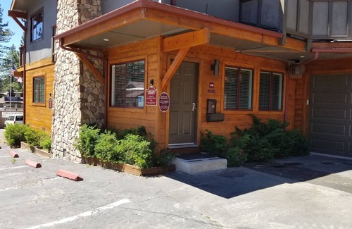 Lakeside Park Villa | Main House, 2 bdrm, 1 1/2 bath, Game room, Pool Table, Spa, Kitchen