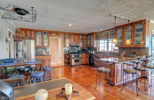 Livingston House | Main house & guest cottage on over 400 feet of waterfront on the public side