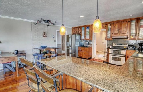 Livingston House | Main house & guest cottage on over 400 feet of waterfront on the public side