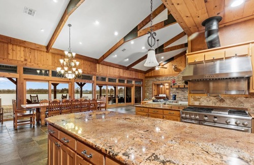 Elmaton Cabin | ★Main Lodge ★Delightfully Retreat Texas Ranch, lake, sleep 28-32★