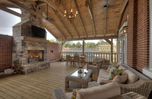 Blue Ridge House | Main & Main - Downtown Blue Ridge, GA - Luxurious Downtown Retreat, Gas Log Fireplace, King Master Suite - Blue Ridge, GA