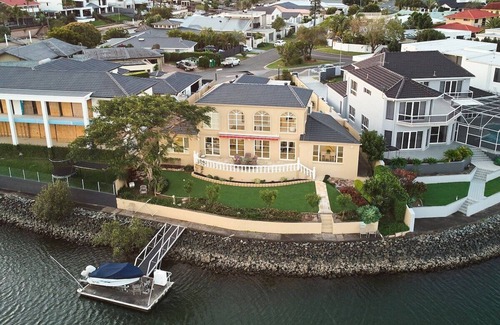 Sorrento House | Main River Mansion 5 bed + pool