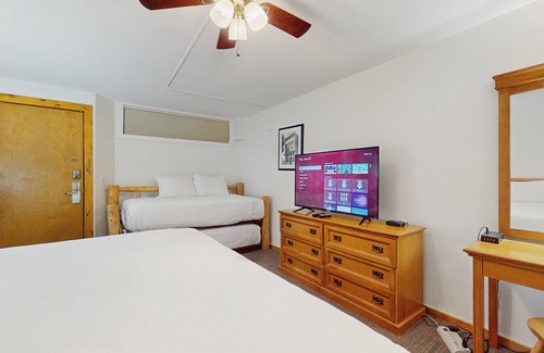 West End Cabin | Main St. studio - pool & hot tub - walk to lifts, dog-friendly, ground-floor