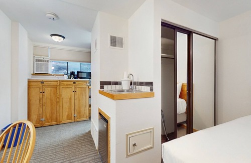 West End Cabin | Main St. studio - pool & hot tub - walk to lifts, dog-friendly, ground-floor