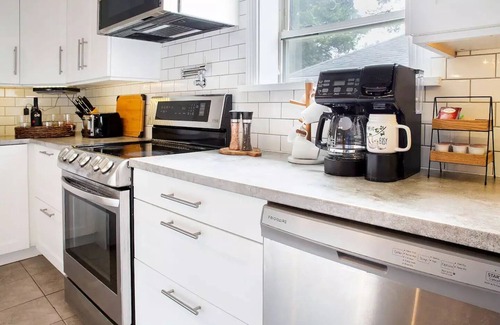 Port Dover House | Main Street Family Retreat, Walking Distance to Beach & Downtown. Pet Friendly!