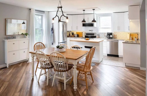 Port Dover House | Main Street Family Retreat, Walking Distance to Beach & Downtown. Pet Friendly!