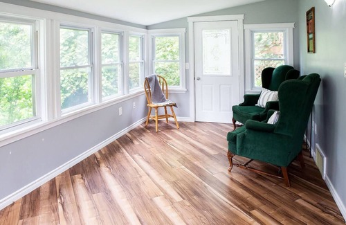 Port Dover House | Main Street Family Retreat, Walking Distance to Beach & Downtown. Pet Friendly!
