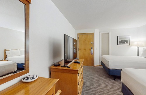 West End Cabin | Main Street gem - pool & hot tub - walk to lifts, dog-friendly, ground-floor