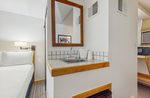 West End Cabin | Main Street gem - pool & hot tub - walk to lifts, dog-friendly, ground-floor