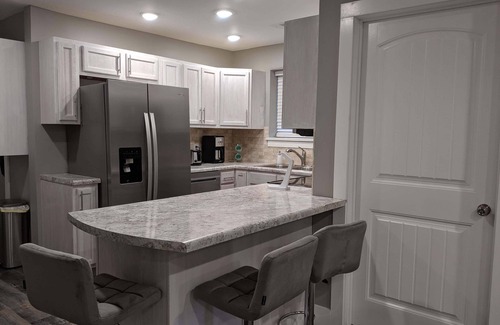 Jonesboro House | Main Street Lodge 2 mins to Downtown Jonesboro and St. Bernards