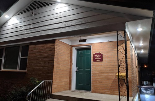 Jonesboro House | Main Street Lodge 2 mins to Downtown Jonesboro and St. Bernards