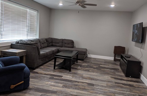 Jonesboro House | Main Street Lodge 2 mins to Downtown Jonesboro and St. Bernards
