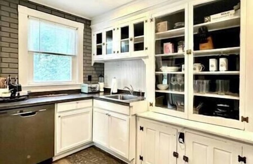 Tannersville House | Main Street Lodge -Quick WalkTo Lake