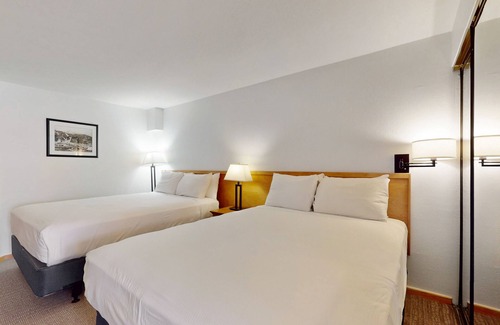West End Cabin | Main Street room - hot tub & pool - walk to lifts, dog-friendly, second floor