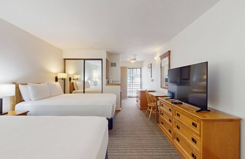 West End Cabin | Main Street room - pool & hot tub - walk to lifts, dog-friendly, 2nd floor
