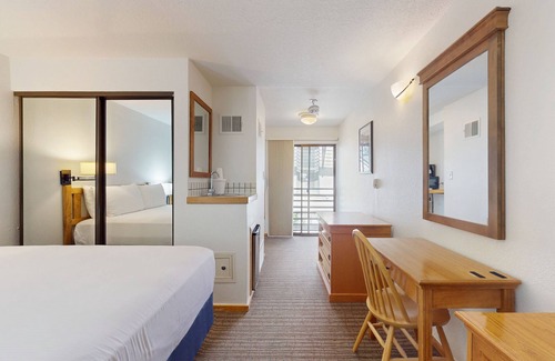 West End Cabin | Main Street room - pool & hot tub - walk to lifts, dog-friendly, 2nd floor