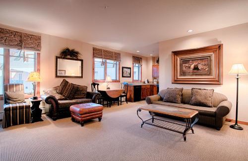 Historic District House | Main Street Station 2301 by Great Western Lodging