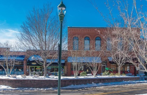 Hendersonville Apartment | Main Street Studio with free parking