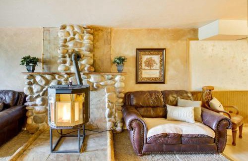 Paris House | Main Street Townhome - 12 Miles to Bear Lake!