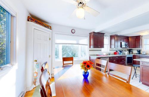 Vineyard Haven Apartment | Main Street Upper