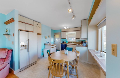 York Harbor House | Maine coastal cottage near the ocean with grill and deck