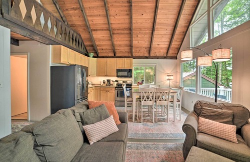 Lake Arrowhead Cottage | Maine Fall Foliage: Lakefront Home in Limerick!