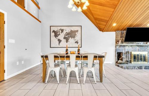Sanford House | Maine Pondfront Home Sleeps 22 - Pool & Hot Tub