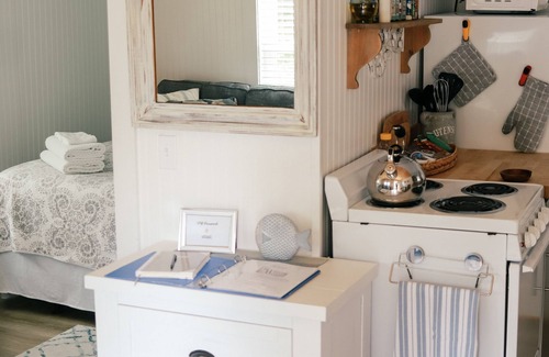 Hampden Cottage | MaineStay Cottage #5 With Fireplace & Fully Stocked Kitchen in Hampden/Bangor