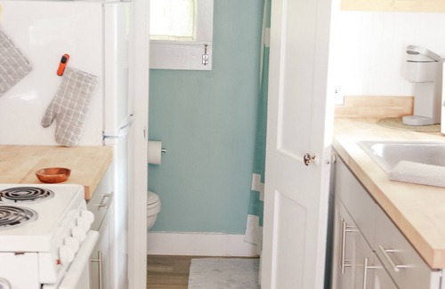 Hampden Cottage | MaineStay Cottage #5 With Fireplace & Fully Stocked Kitchen in Hampden/Bangor
