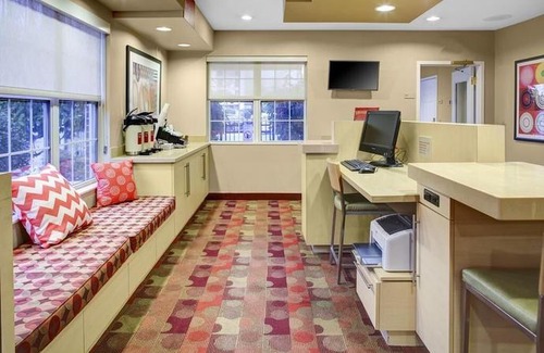 Crosswoods Hotel | MainStay Suites Columbus Worthington