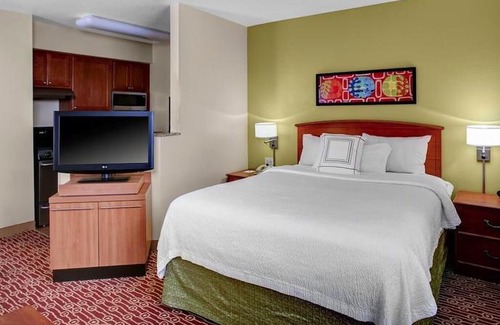 Crosswoods Hotel | MainStay Suites Columbus Worthington
