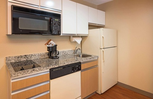 Farmington Hills Hotel | MainStay Suites Detroit Farmington Hills