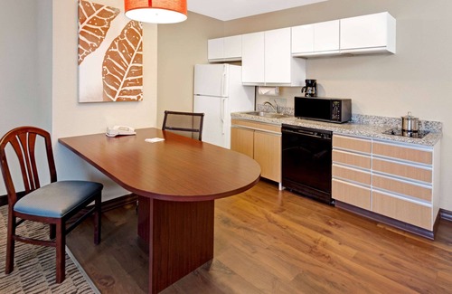Auburn Hills Hotel | MainStay Suites Detroit Auburn Hills