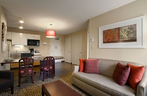Auburn Hills Hotel | MainStay Suites Detroit Auburn Hills