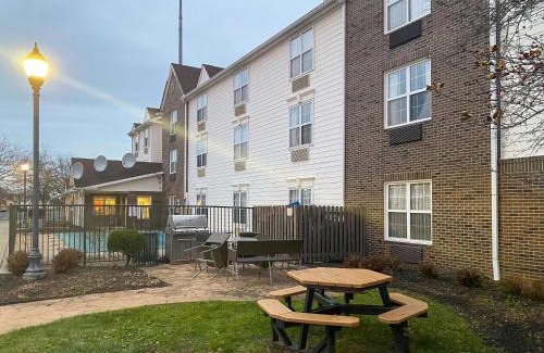 Middleburg Heights Hotel | MainStay Suites Middleburg Heights Cleveland Airport