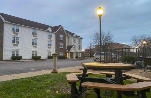 Middleburg Heights Hotel | MainStay Suites Middleburg Heights Cleveland Airport