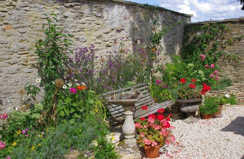 Broadwell Cottage | Maisey Cottage - sleeps 4 guests in 2 bedrooms