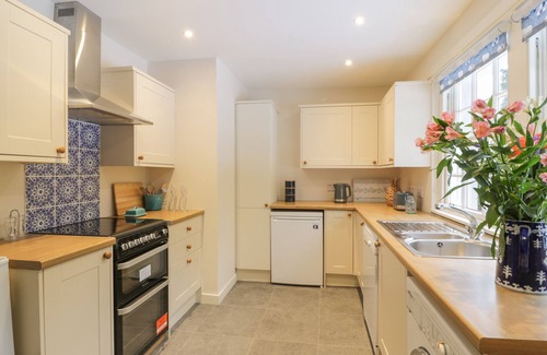 Auchengray Cottage | MAISIE'S COTTAGE, romantic, with a garden in Dunblane