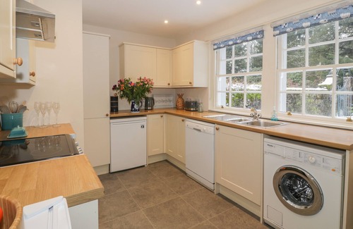 Auchengray Cottage | MAISIE'S COTTAGE, romantic, with a garden in Dunblane
