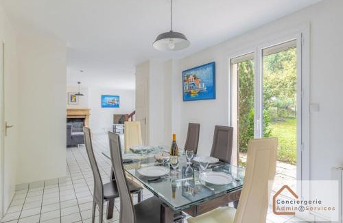 Saint-Genis-Laval Villa | Maison Évasion - Piscine, Jardin & Barbecue